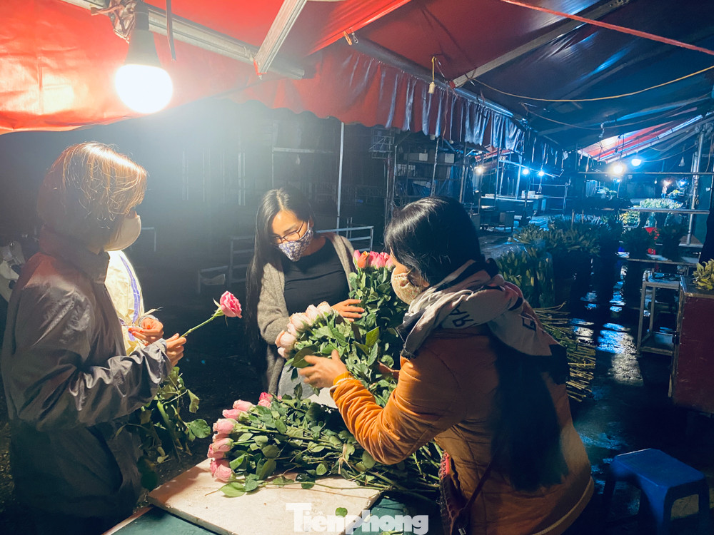 Chợ hoa đêm lớn nhất Thủ Đô vắng khách sau khi dỡ phong toả ảnh 2
