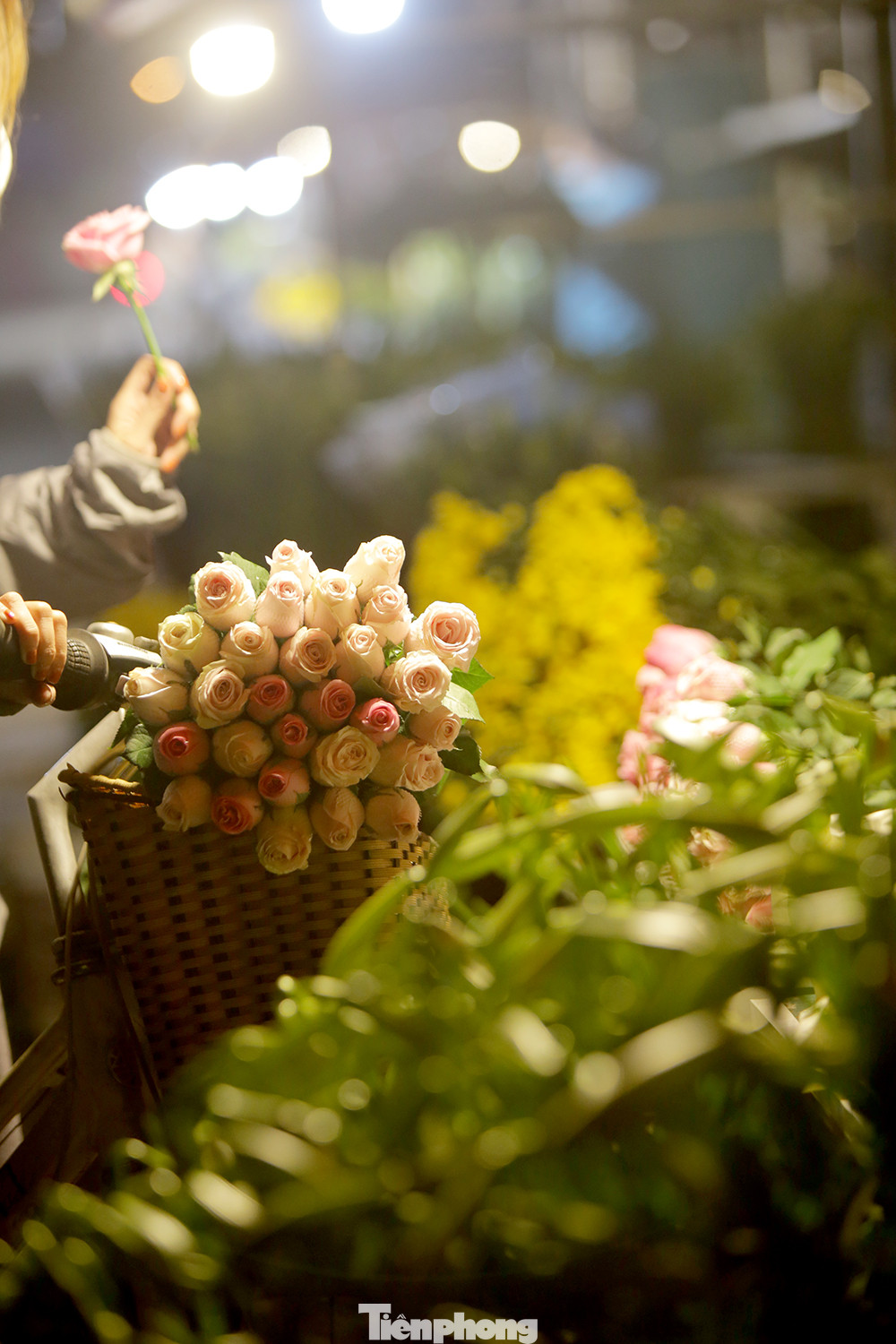 Chợ hoa đêm lớn nhất Thủ Đô vắng khách sau khi dỡ phong toả ảnh 13