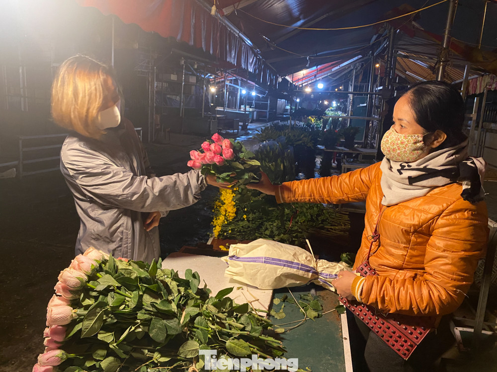 Chợ hoa đêm lớn nhất Thủ Đô vắng khách sau khi dỡ phong toả ảnh 5