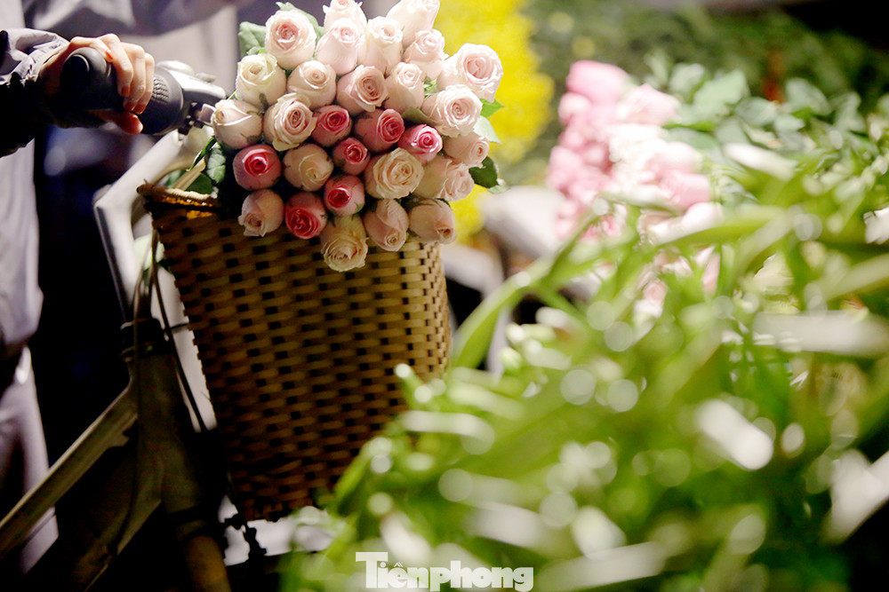 Chợ hoa đêm lớn nhất Thủ Đô vắng khách sau khi dỡ phong toả ảnh 15