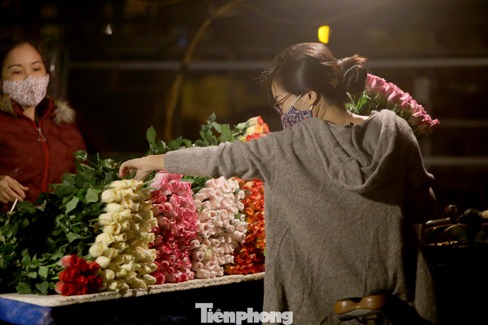 Chợ hoa đêm lớn nhất Thủ Đô vắng khách sau khi dỡ phong toả ảnh 8