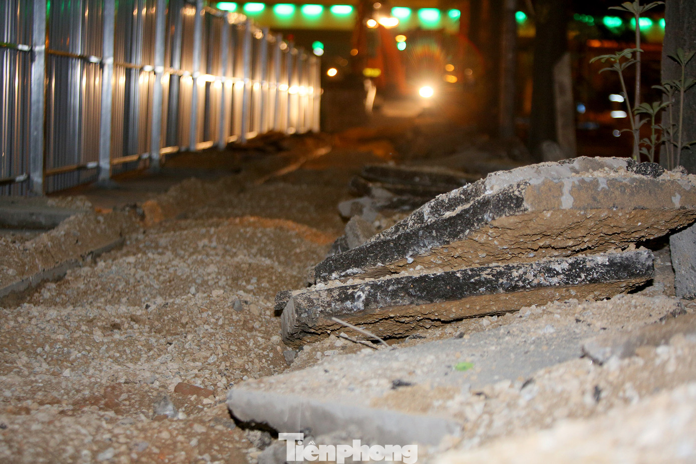 Công nhân trắng đêm thi công hầm chui- nút giao Lê Văn Lương ảnh 3