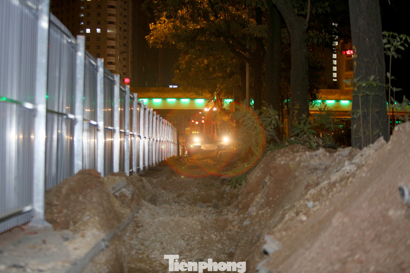 Công nhân trắng đêm thi công hầm chui- nút giao Lê Văn Lương ảnh 9