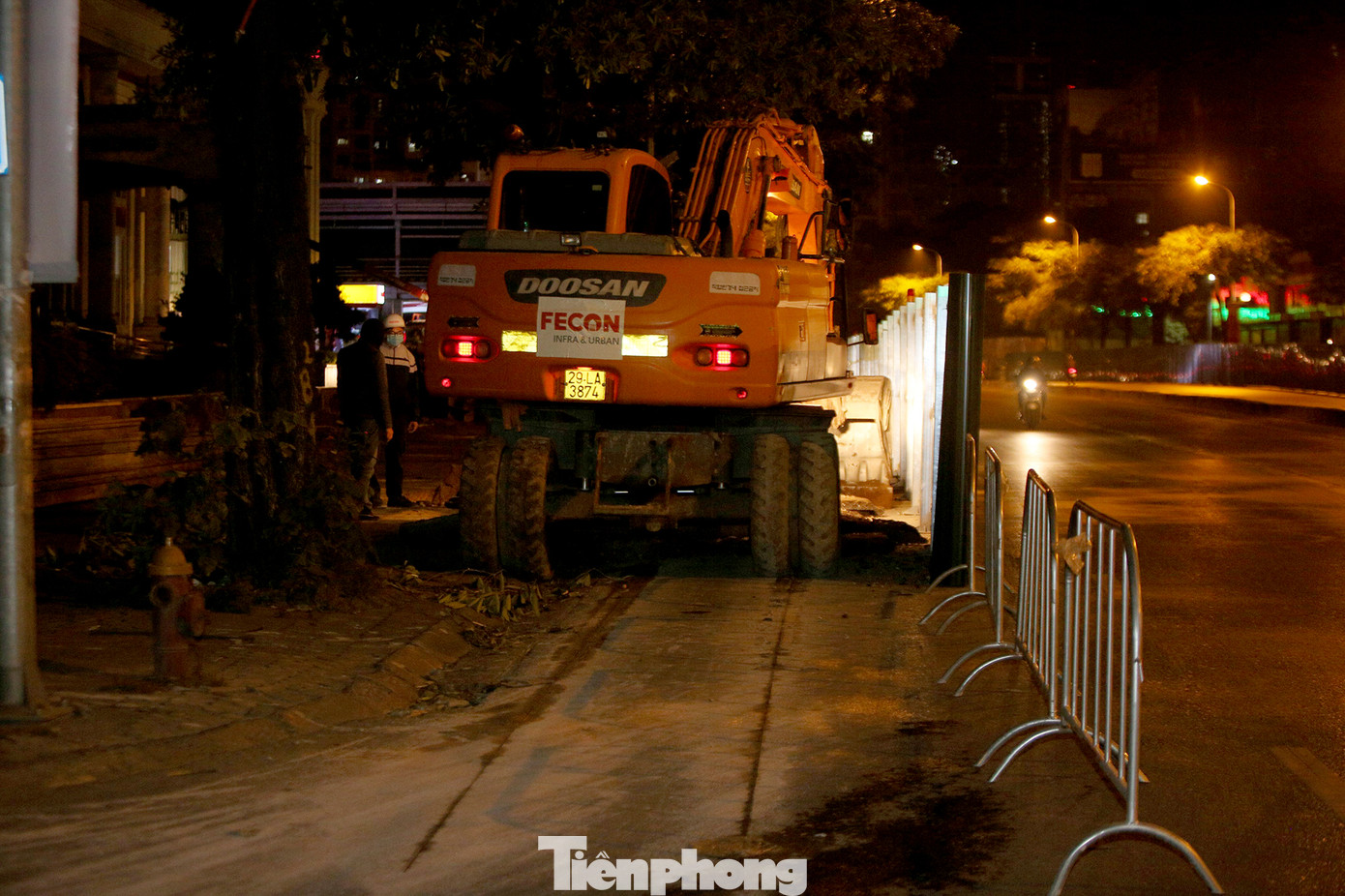 Công nhân trắng đêm thi công hầm chui- nút giao Lê Văn Lương ảnh 6