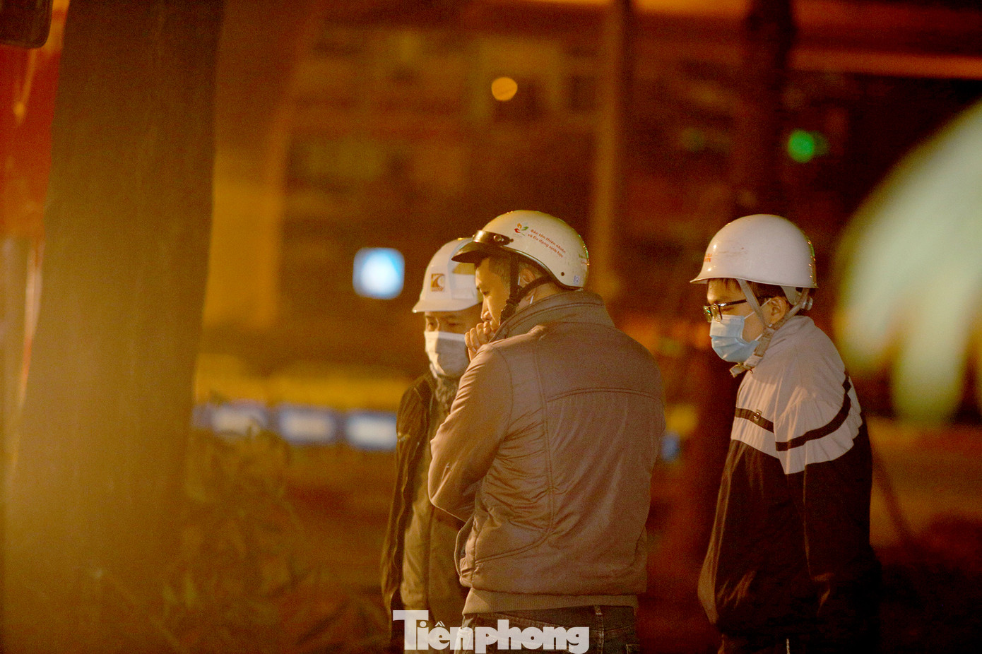 Công nhân trắng đêm thi công hầm chui- nút giao Lê Văn Lương ảnh 4