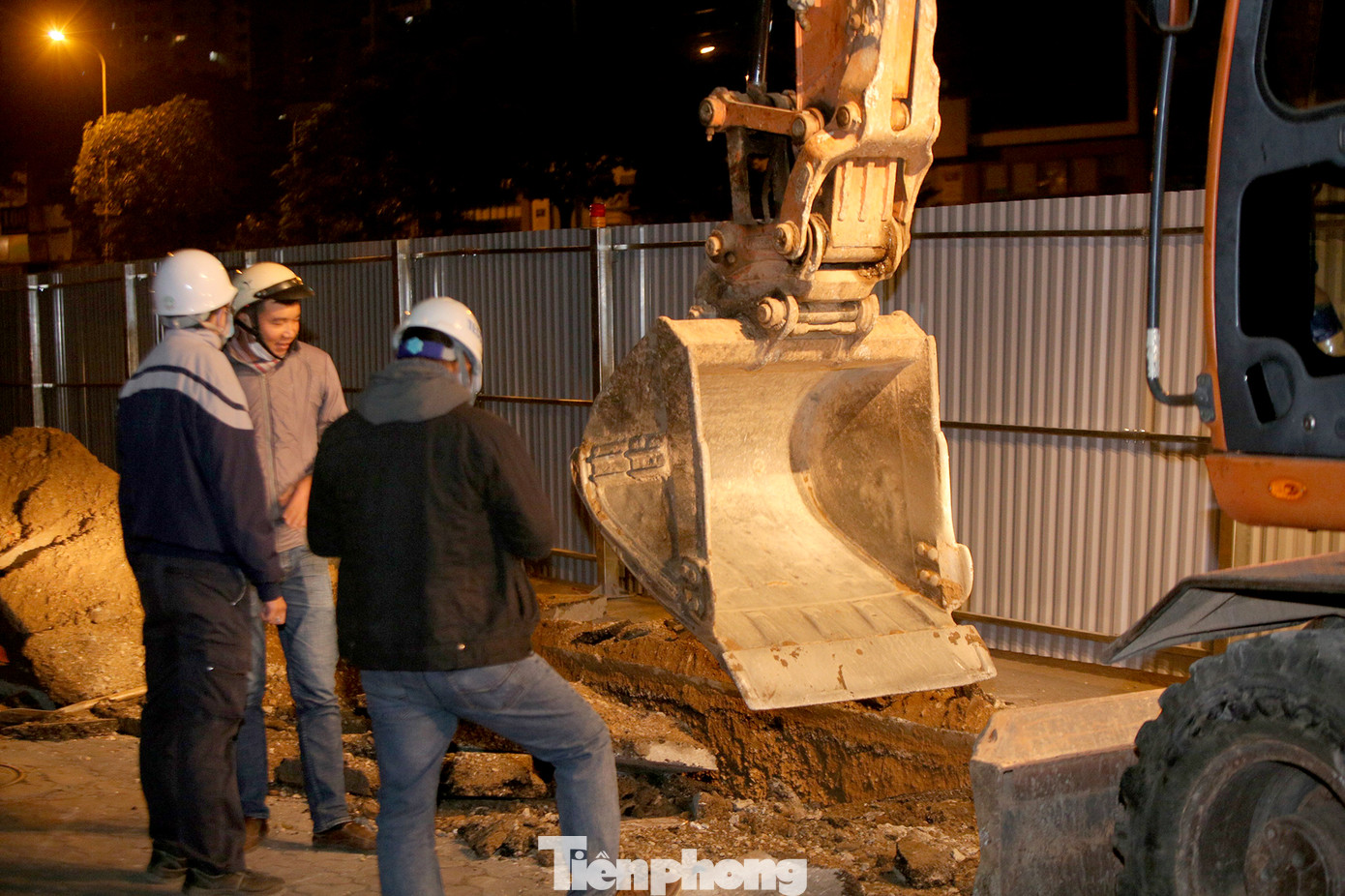 Công nhân trắng đêm thi công hầm chui- nút giao Lê Văn Lương ảnh 10
