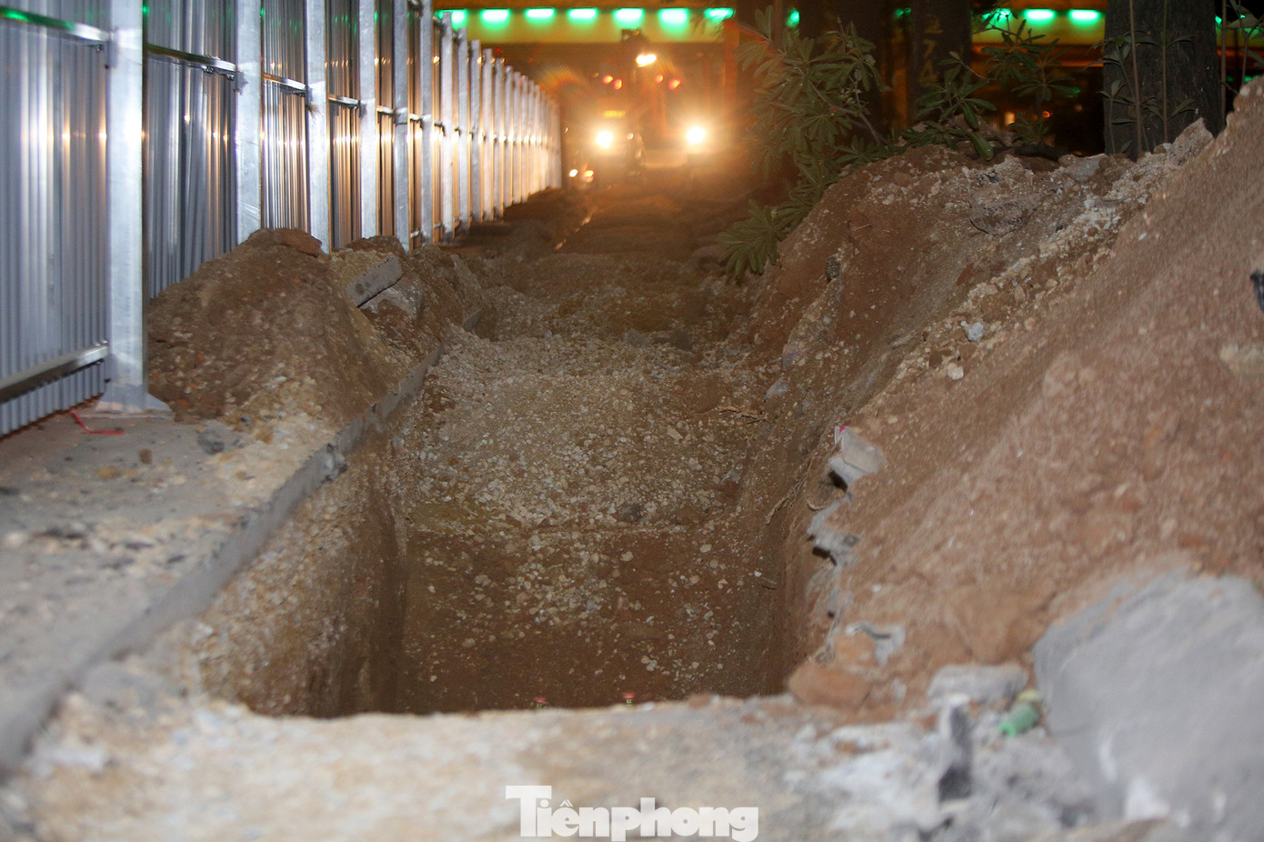 Công nhân trắng đêm thi công hầm chui- nút giao Lê Văn Lương ảnh 7
