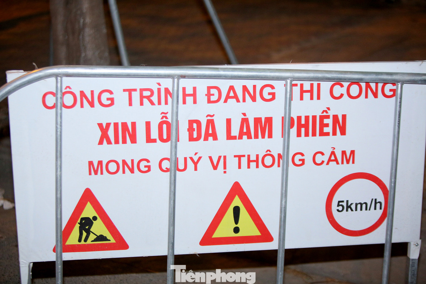 Công nhân trắng đêm thi công hầm chui- nút giao Lê Văn Lương ảnh 2