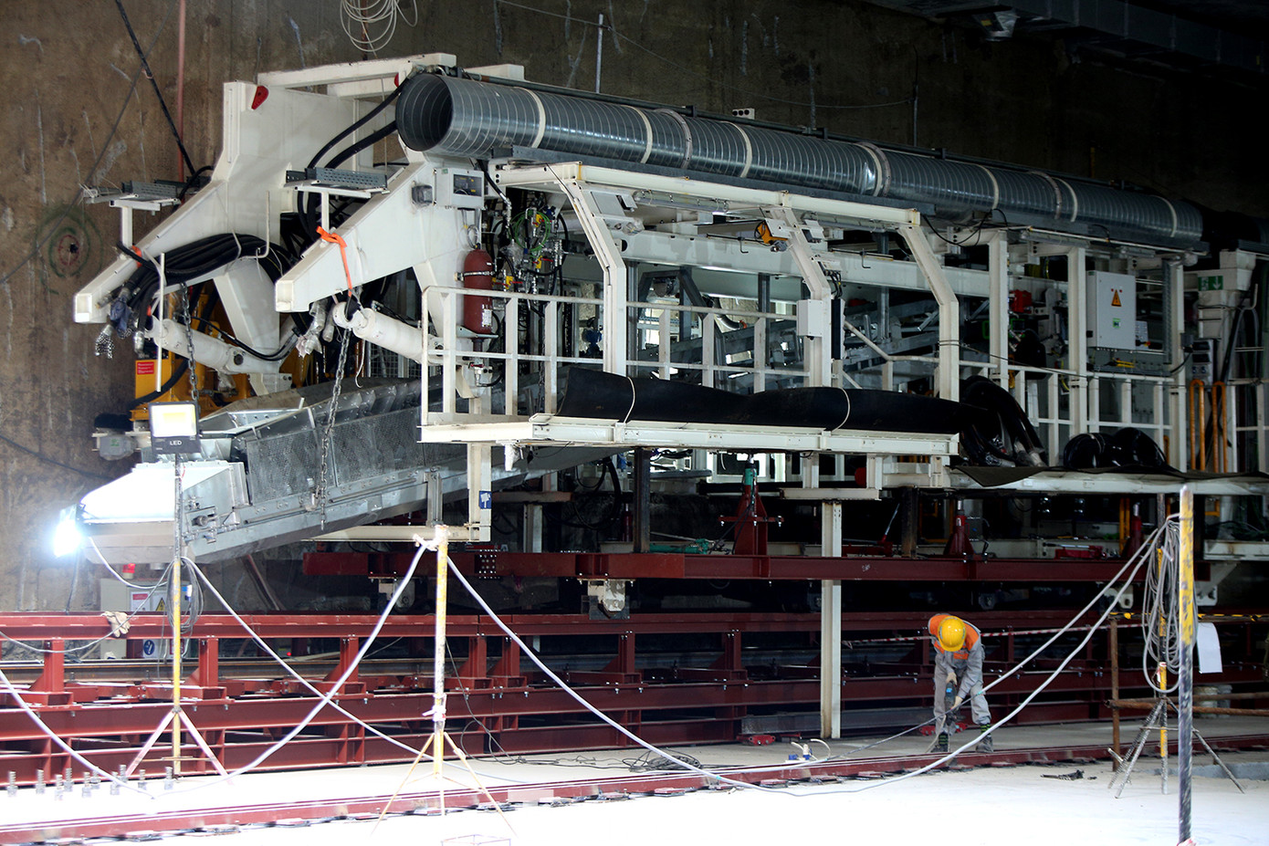 Cận cảnh lắp ráp robot đào hầm 'khủng' nặng 850 tấn thi công Metro Nhổn - ga Hà Nội ảnh 2