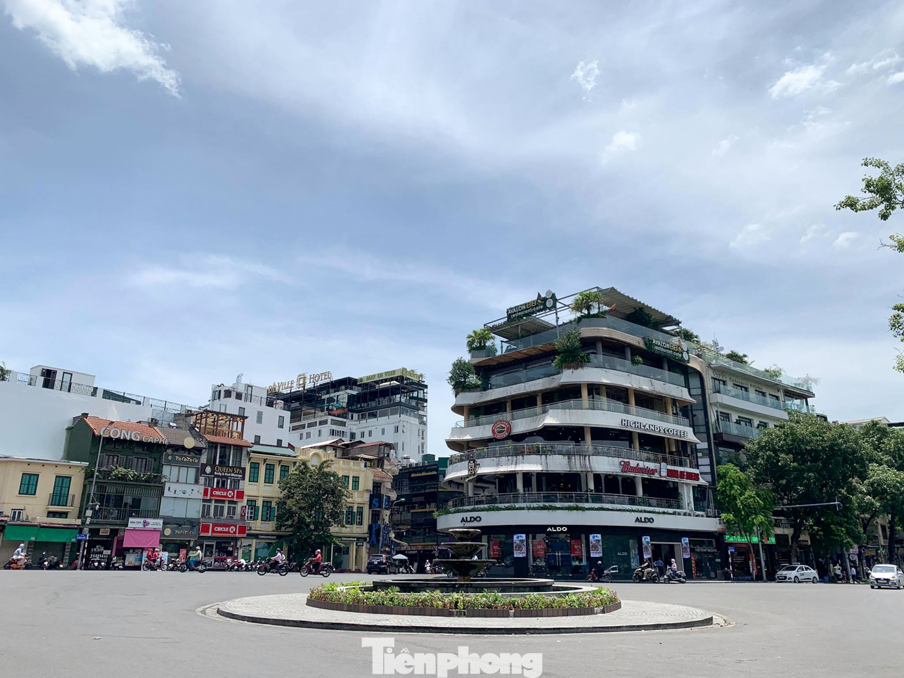 Nắng 50 độ C, đường Hà Nội vắng 'như chùa bà đanh' ảnh 4