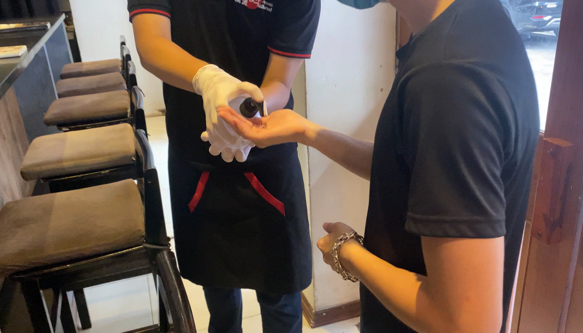 Hàng quán Hà Nội khởi động lại 'lá chắn' phòng chống dịch COVID-19 ảnh 10