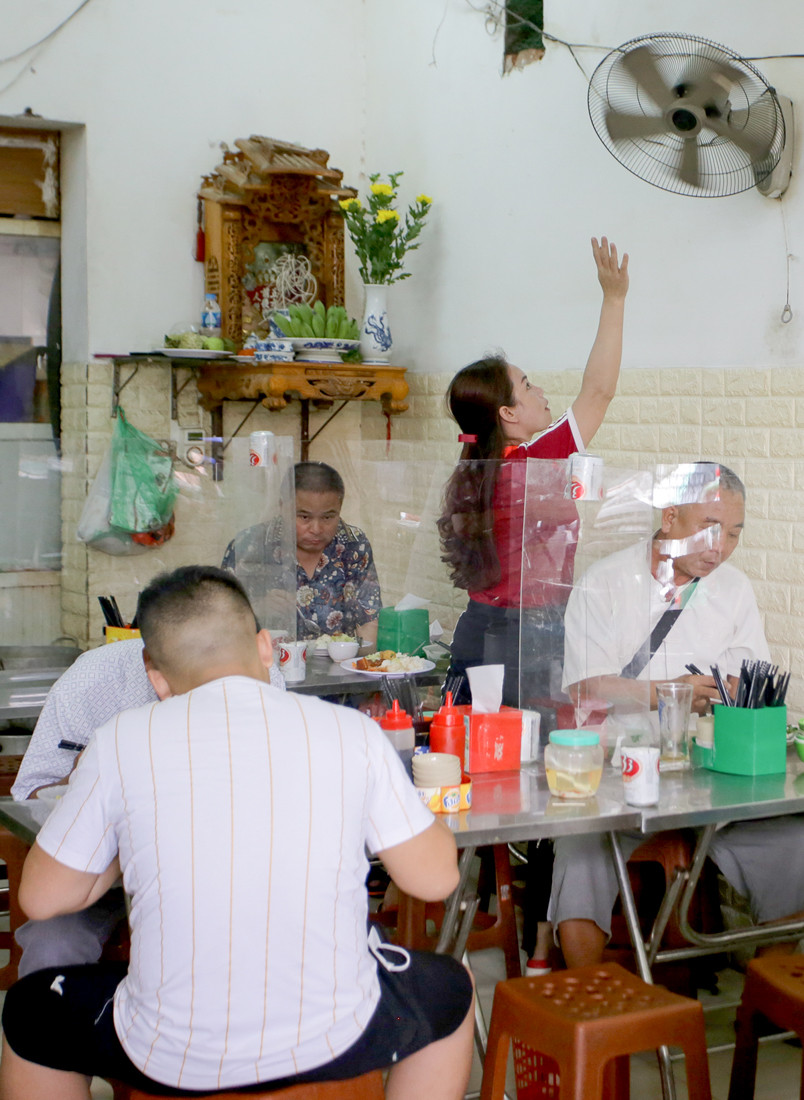 Hàng quán Hà Nội khởi động lại 'lá chắn' phòng chống dịch COVID-19 ảnh 1