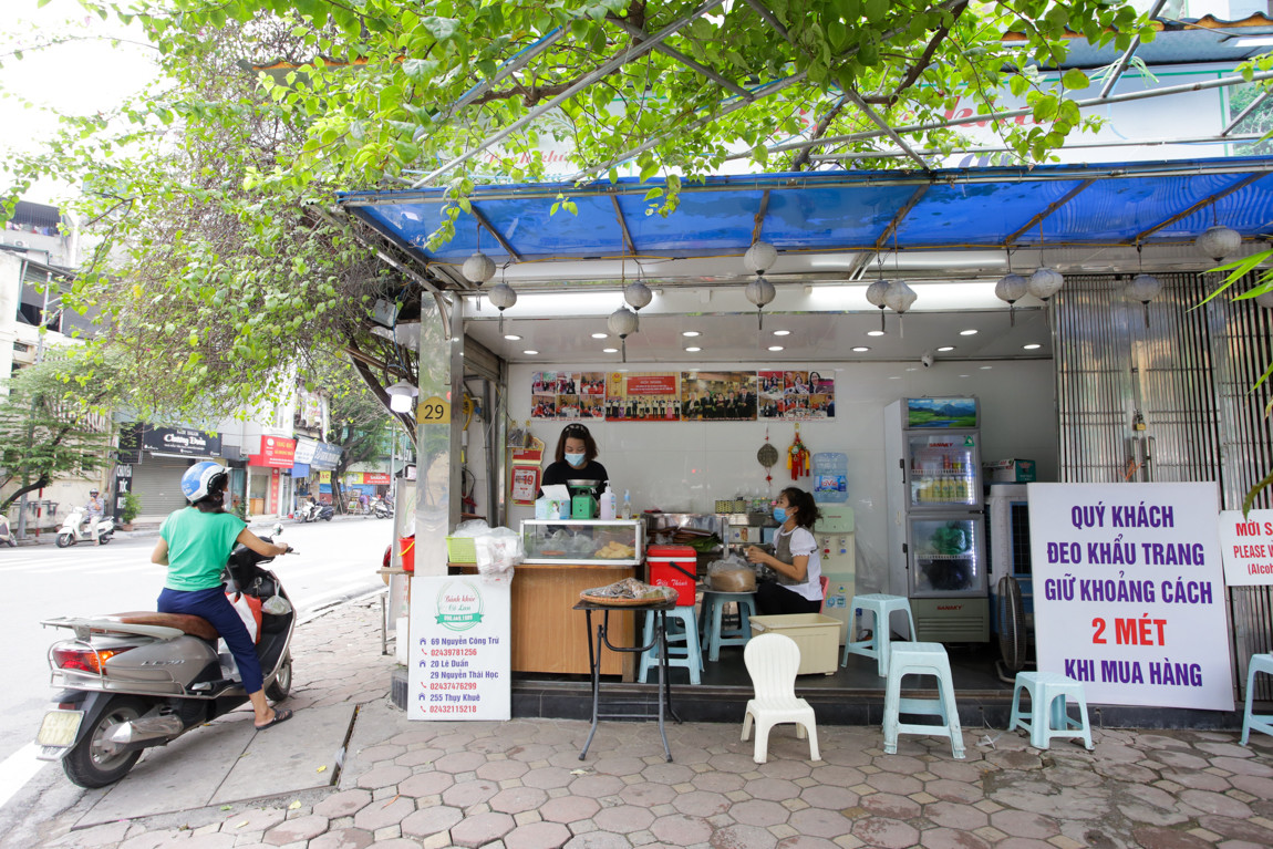 Hàng quán Hà Nội khởi động lại 'lá chắn' phòng chống dịch COVID-19 ảnh 7