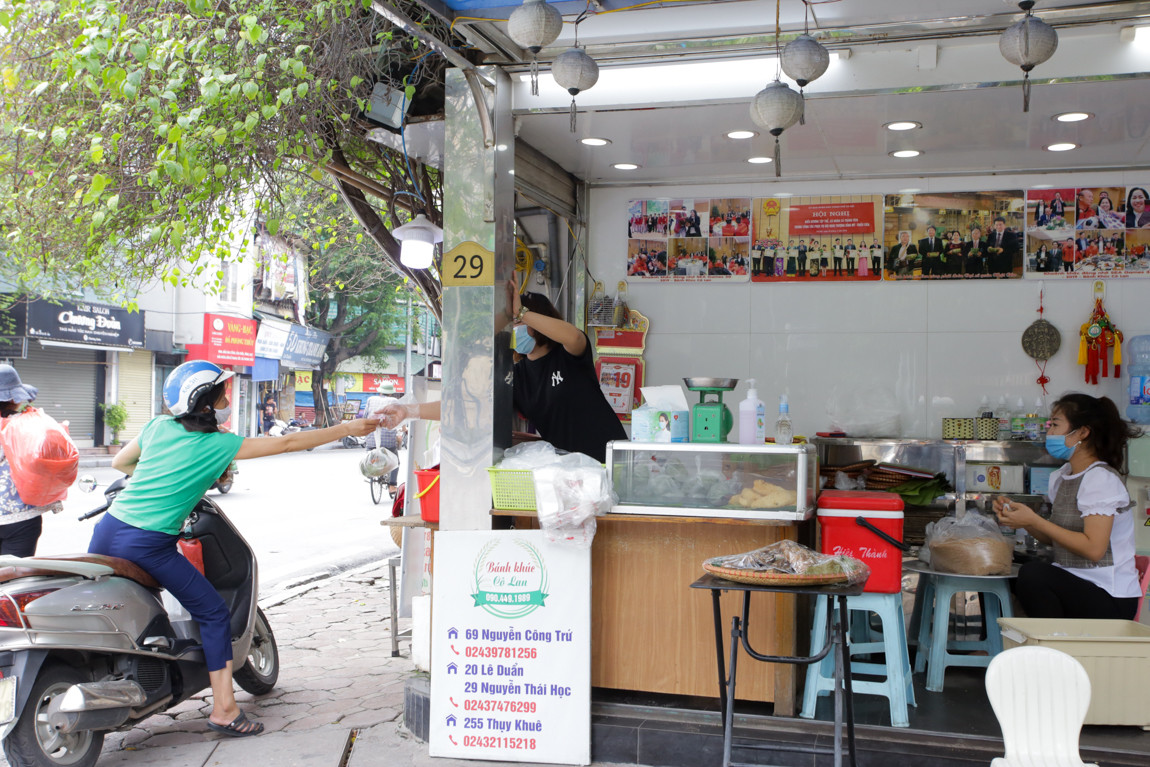 Hàng quán Hà Nội khởi động lại 'lá chắn' phòng chống dịch COVID-19 ảnh 8