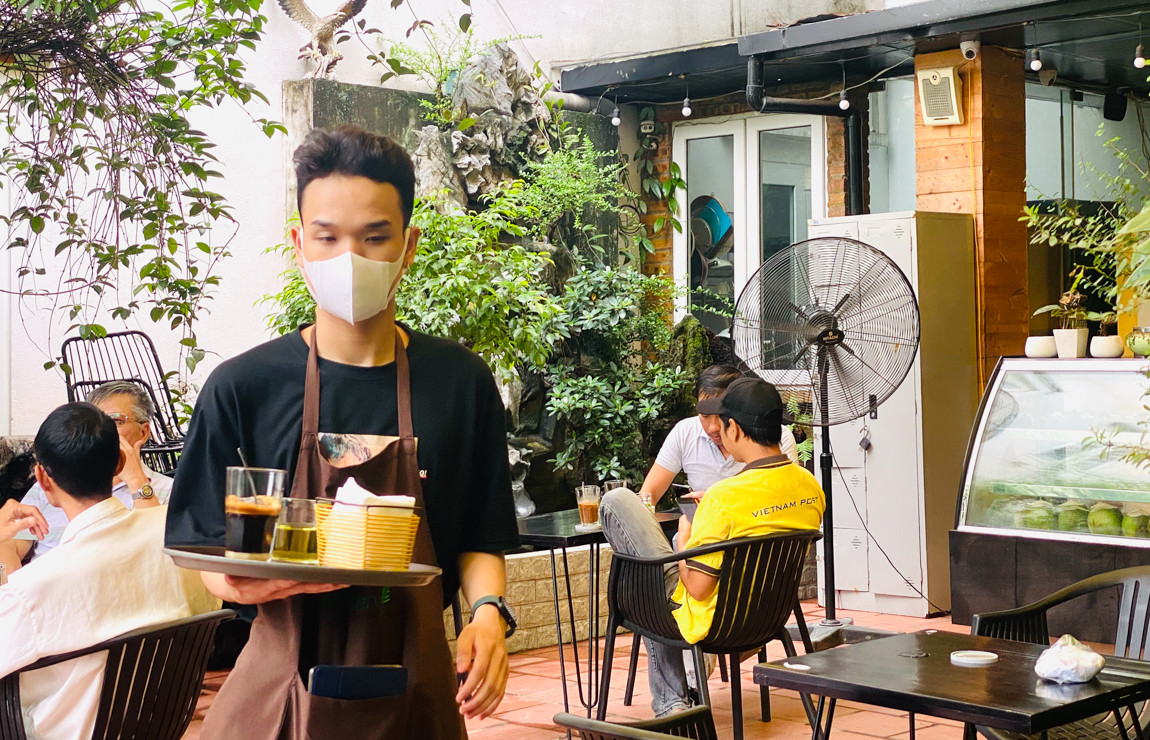 Hàng quán Hà Nội khởi động lại 'lá chắn' phòng chống dịch COVID-19 ảnh 12