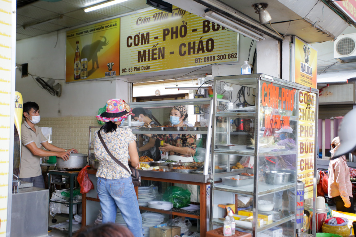 Hàng quán Hà Nội khởi động lại 'lá chắn' phòng chống dịch COVID-19 ảnh 6