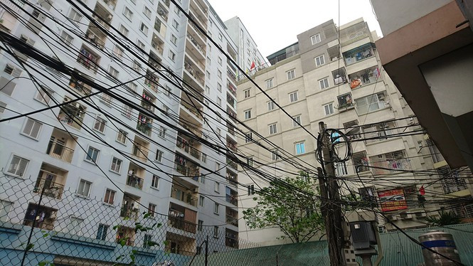 Ngột ngạt các khu chung cư mini ở ngõ nhỏ Hà Nội giữa cái nắng 'đổ lửa' ảnh 16