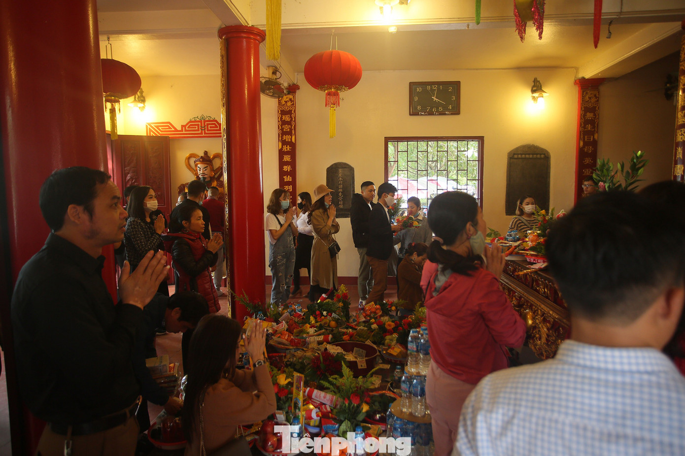 'Kệ' COVID-19, người dân không đeo khẩu trang nườm nượp đổ về lễ Phủ Tây Hồ ảnh 7