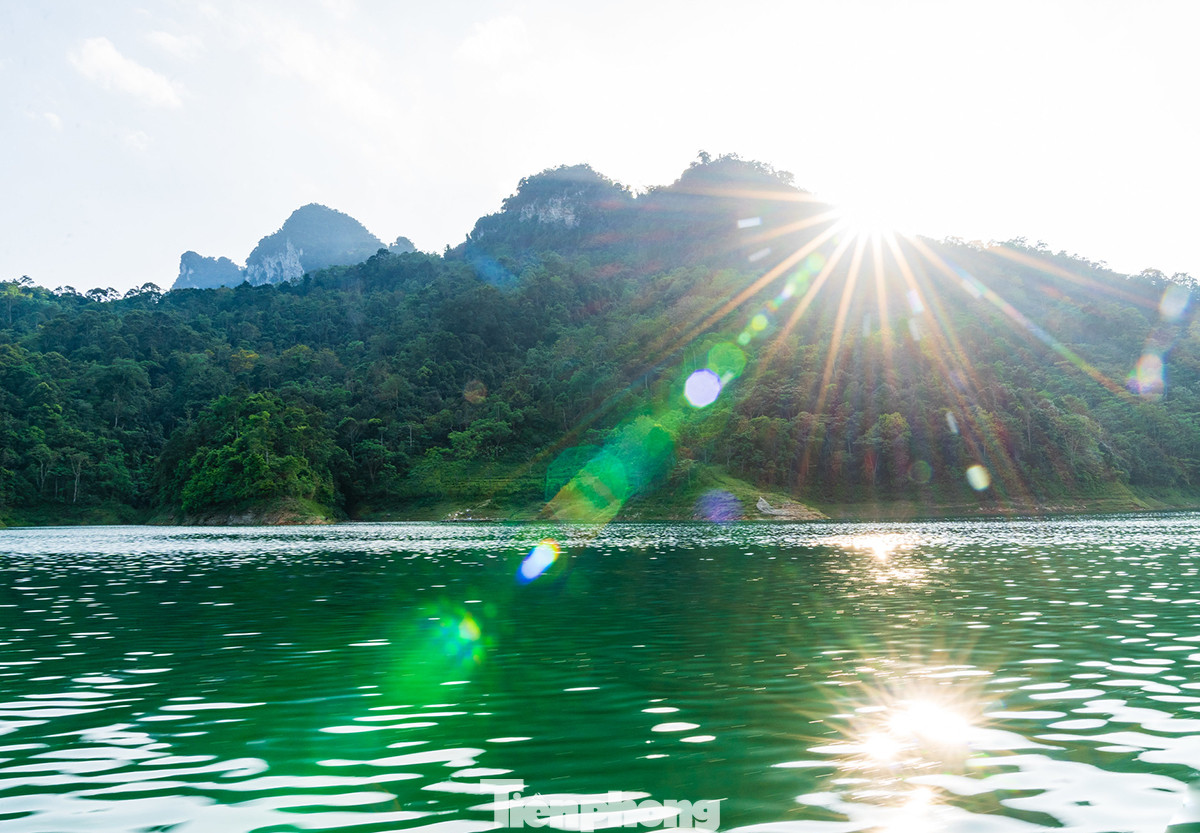 Ngẩn ngơ trước vẻ đẹp của 'Vịnh Hạ Long' giữa đại ngàn xanh thẳm ảnh 8