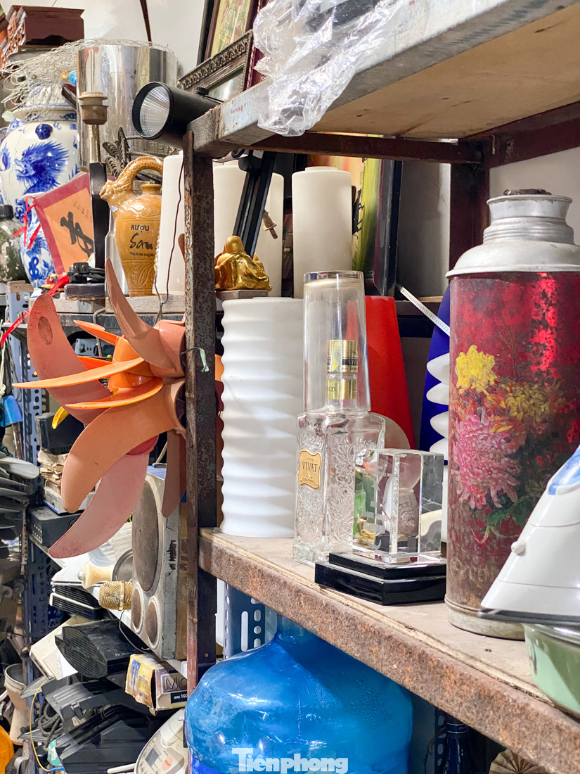 Lạ lùng chợ phiên đồ cũ của những người ưa hoài niệm ảnh 7