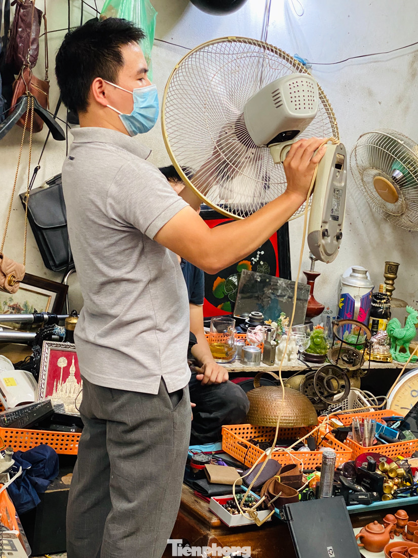 Lạ lùng chợ phiên đồ cũ của những người ưa hoài niệm ảnh 5