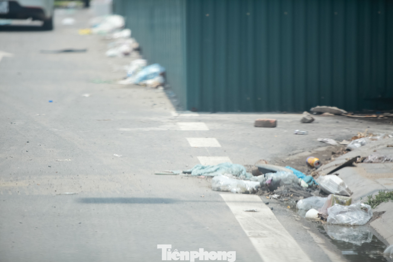 Đại lộ 'nghìn tỷ' ở Hà Nội vừa làm xong đã bị rác thải bủa vây ảnh 17