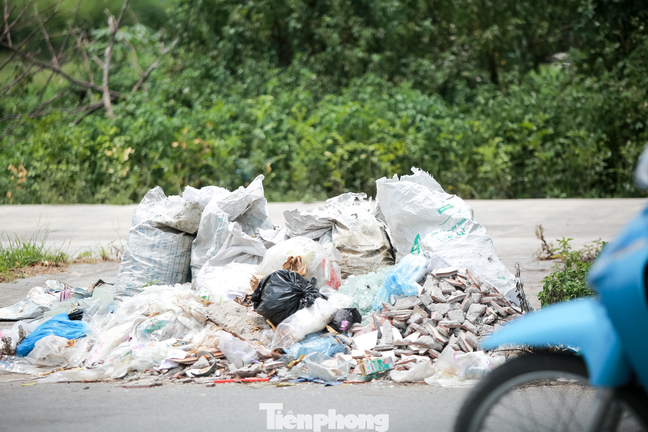 Đại lộ 'nghìn tỷ' ở Hà Nội vừa làm xong đã bị rác thải bủa vây ảnh 9