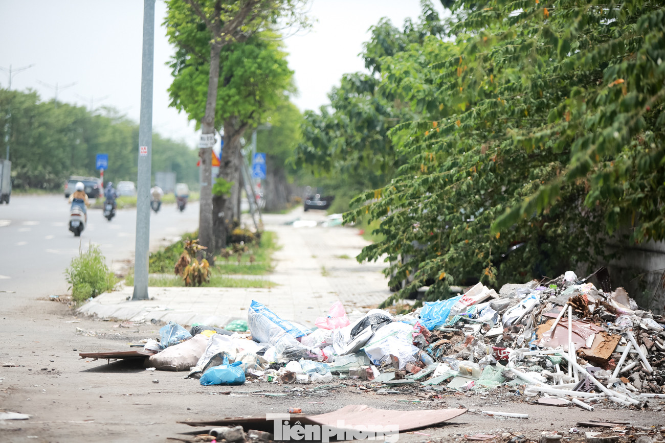 Đại lộ 'nghìn tỷ' ở Hà Nội vừa làm xong đã bị rác thải bủa vây ảnh 2