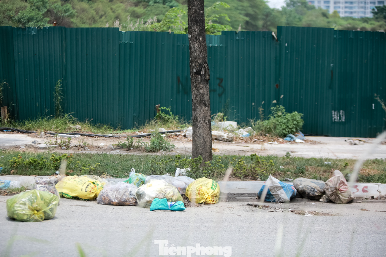 Đại lộ 'nghìn tỷ' ở Hà Nội vừa làm xong đã bị rác thải bủa vây ảnh 15