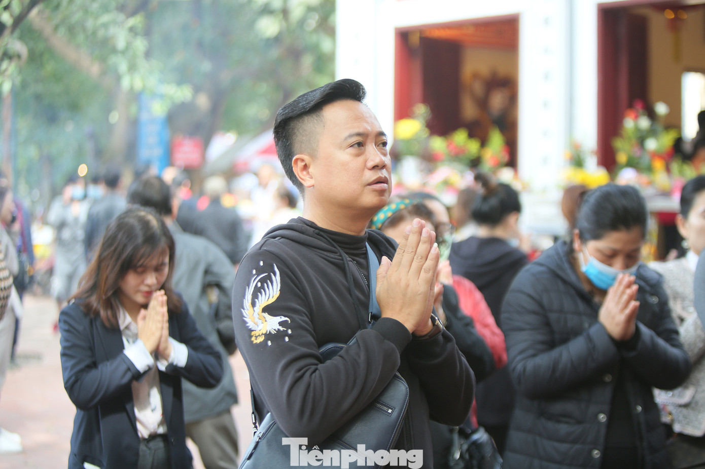 'Kệ' COVID-19, người dân không đeo khẩu trang nườm nượp đổ về lễ Phủ Tây Hồ ảnh 4