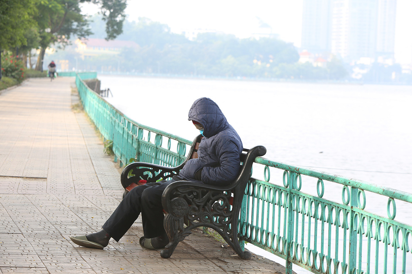 Rét đầu đông, dân Hà Nội kín mít đi làm, Hồ Tây vắng bóng người qua lại ảnh 12
