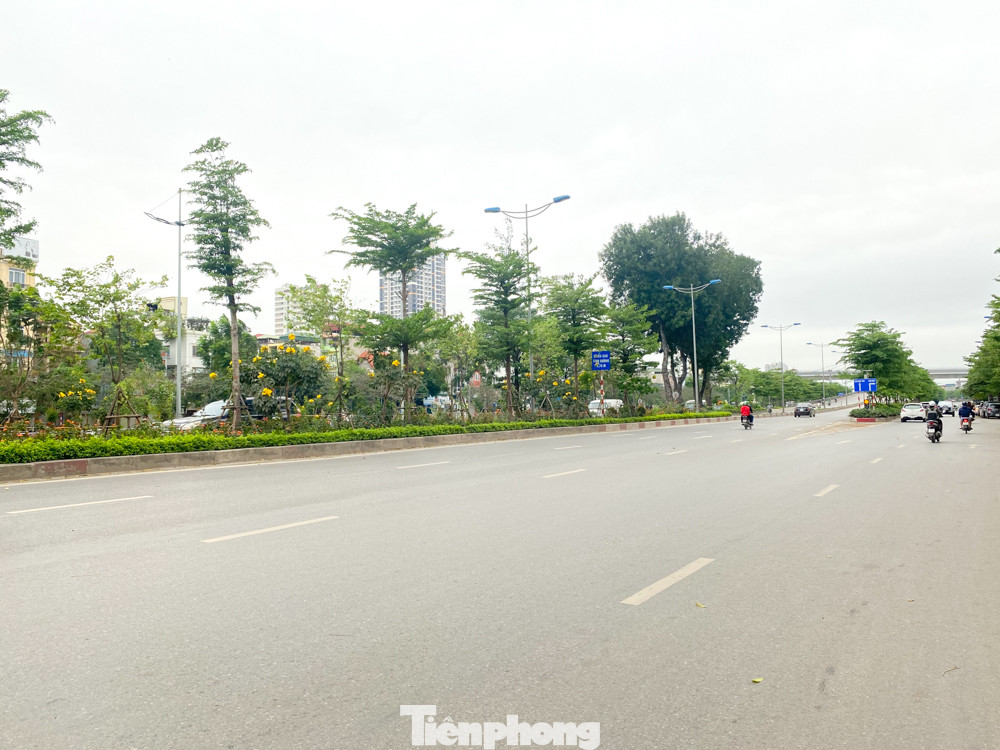 Đường phố Hà Nội vắng vẻ trong ngày đầu tuần đi làm mùa dịch COVID-19 ảnh 8