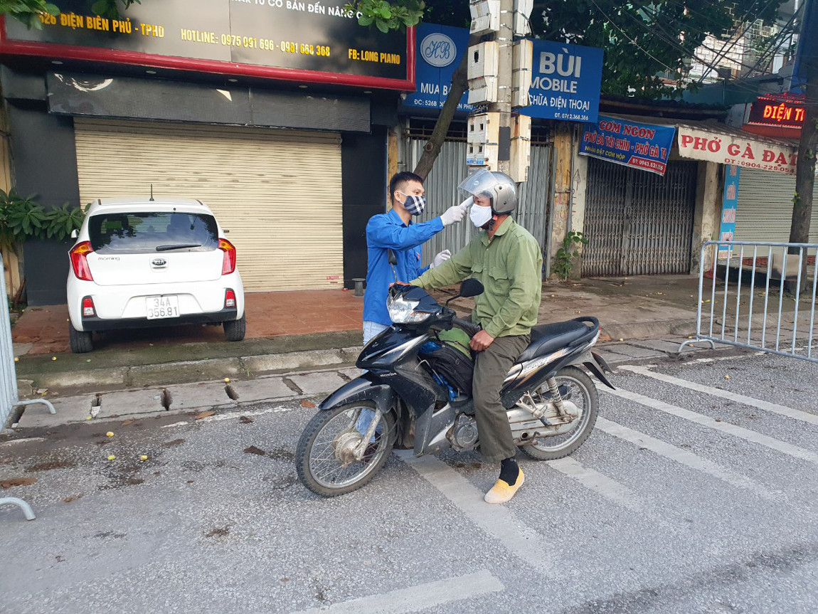 Chốt kiểm soát 'nội bất xuất, ngoại bất nhập' cửa ngõ ra vào TP Hải Dương ảnh 2