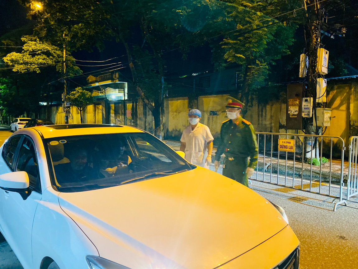 Chốt kiểm soát 'nội bất xuất, ngoại bất nhập' cửa ngõ ra vào TP Hải Dương ảnh 6