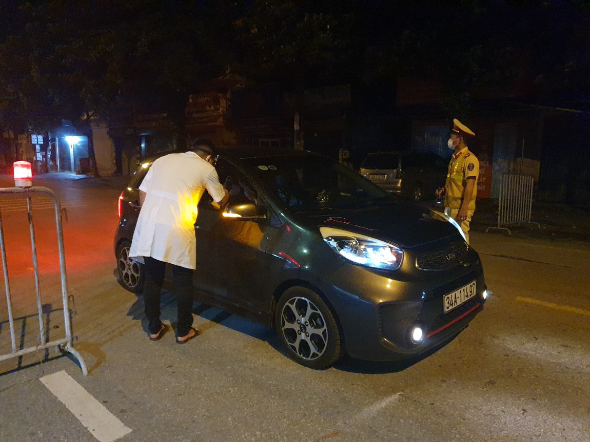 Chốt kiểm soát 'nội bất xuất, ngoại bất nhập' cửa ngõ ra vào TP Hải Dương ảnh 7