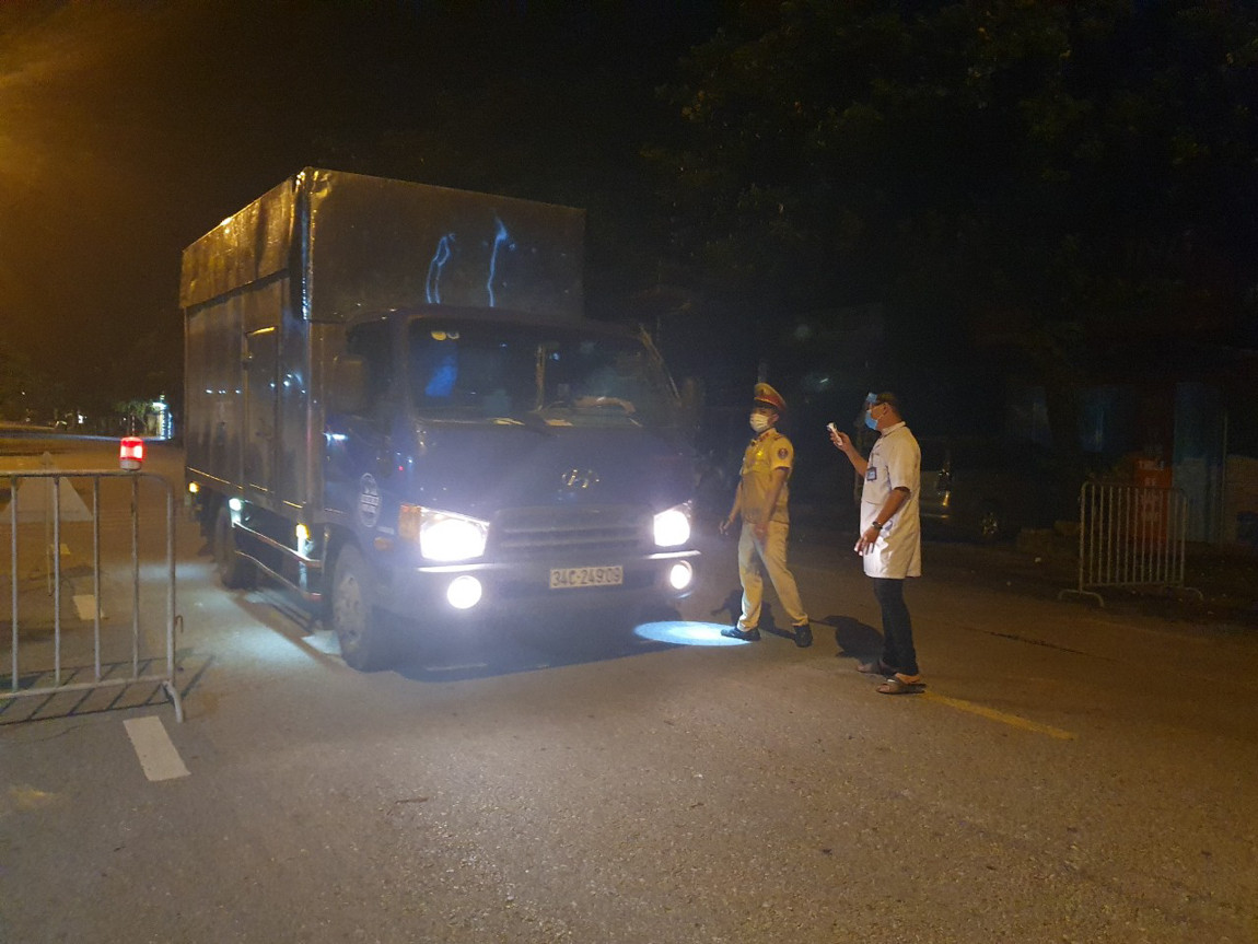 Chốt kiểm soát 'nội bất xuất, ngoại bất nhập' cửa ngõ ra vào TP Hải Dương ảnh 8