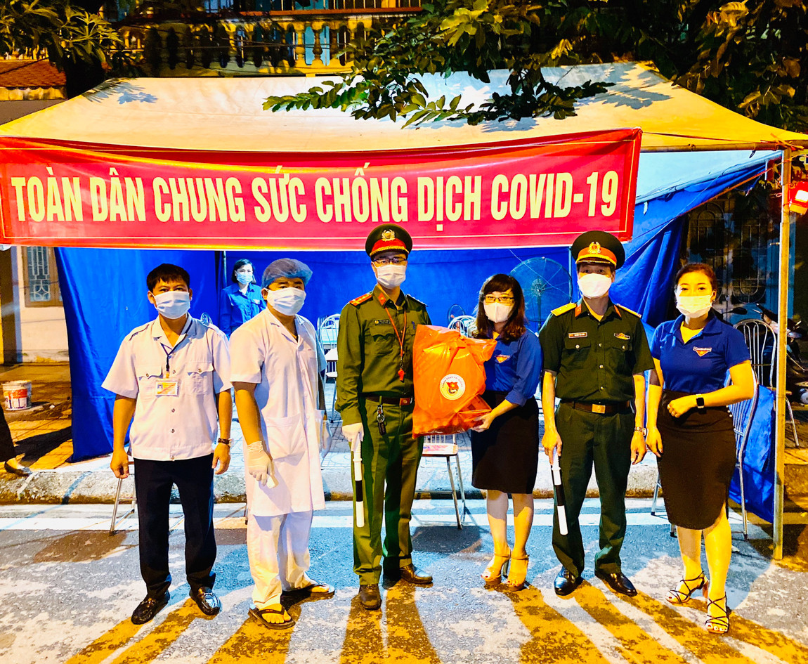 Chốt kiểm soát 'nội bất xuất, ngoại bất nhập' cửa ngõ ra vào TP Hải Dương ảnh 9