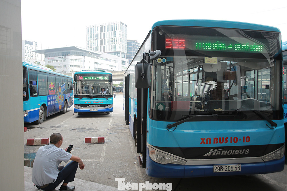 Xe buýt Hà Nội liên tục khử khuẩn và lắp đặt dung dịch sát khuẩn ảnh 1