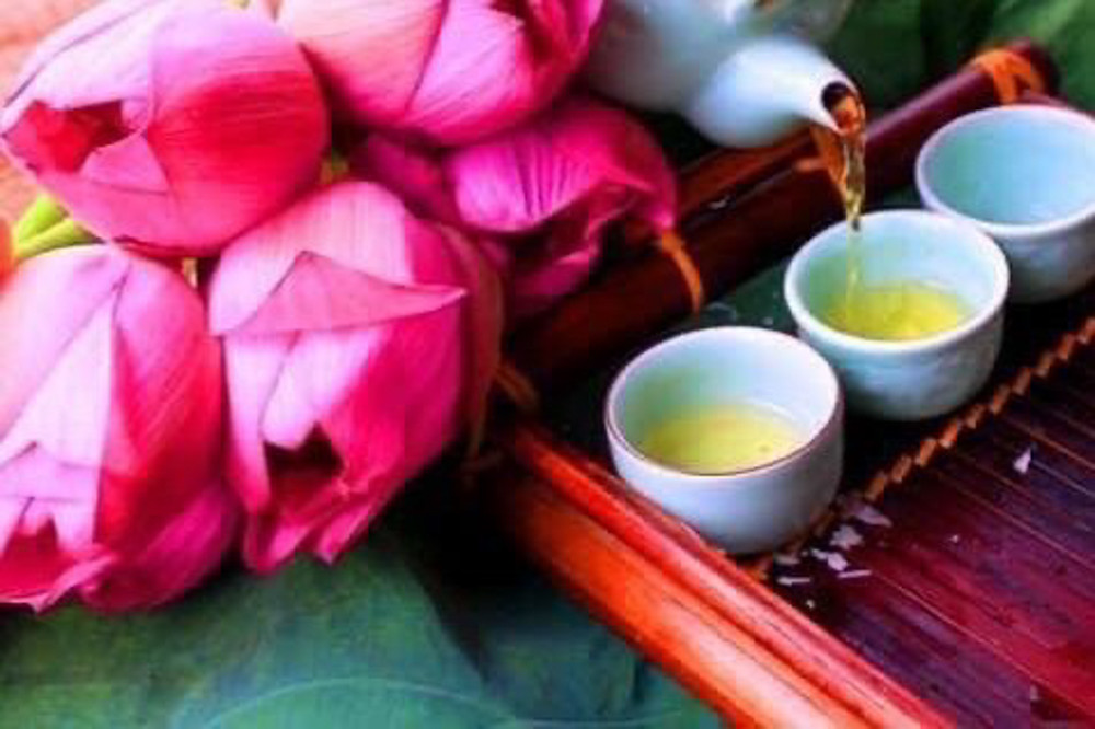 Sen Tây Hồ nở rộ, đẹp lung linh níu chân du khách ảnh 10