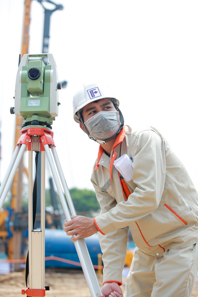 Công nhân phơi mình dưới trời nắng đổ lửa ở Hà Nội ảnh 16