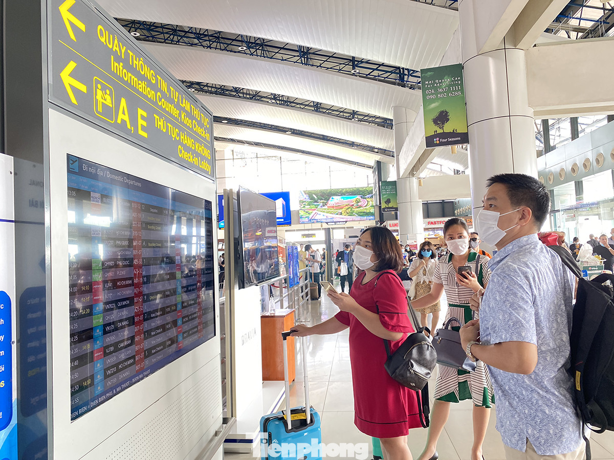 Sân bay Nội Bài sôi động trở lại sau kỳ nghỉ 'COVID -19' ảnh 2