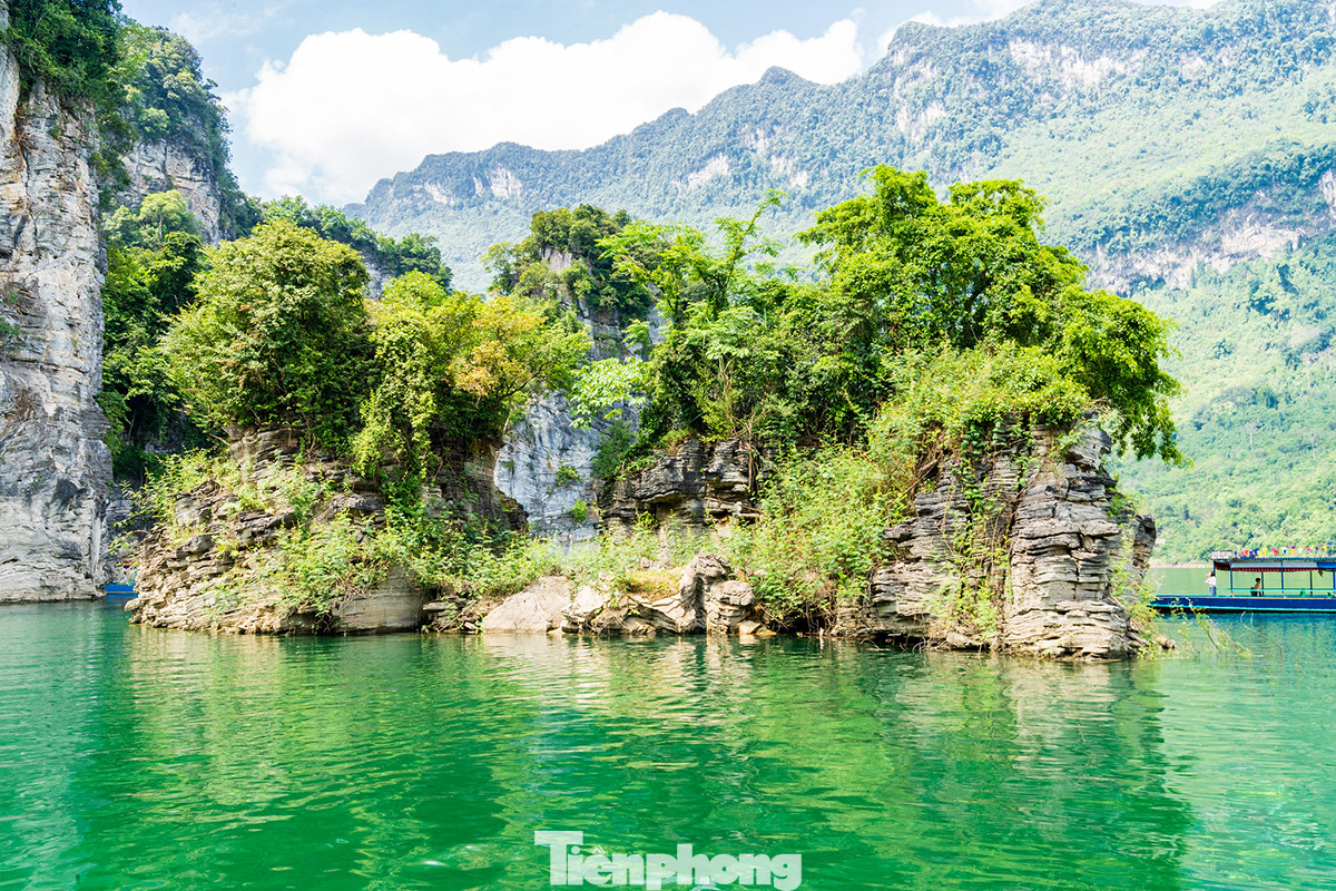 Ngẩn ngơ trước vẻ đẹp của 'Vịnh Hạ Long' giữa đại ngàn xanh thẳm ảnh 11