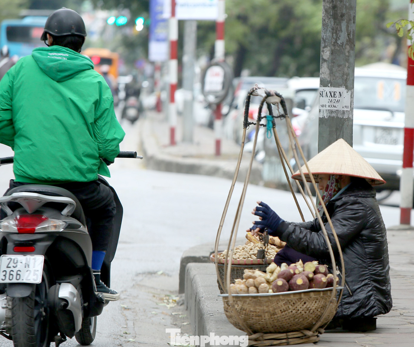 Người lao động ở Hà Nội mưu sinh trong đợt rét mạnh nhất từ đầu mùa đông ảnh 10