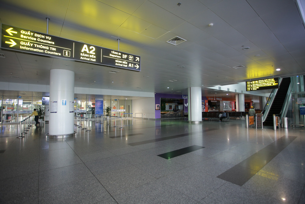 Máy bay đỗ đầy cảng, nhà ga Nội Bài 'vắng như chùa bà đanh' ảnh 19