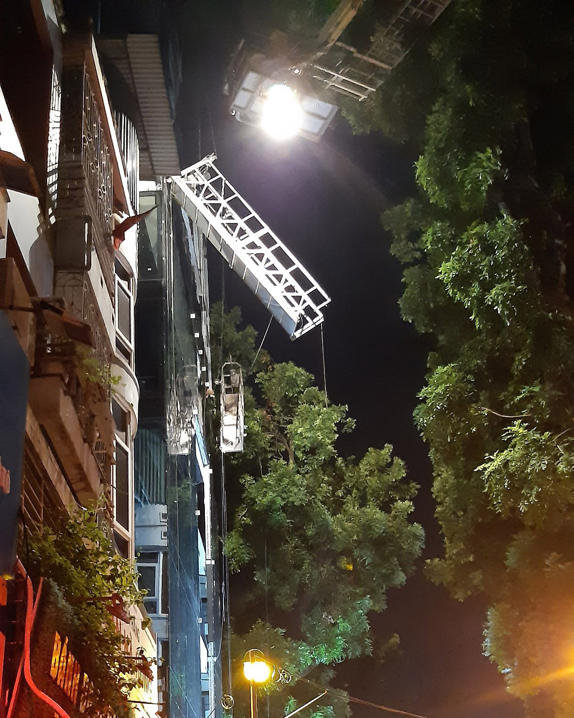 Hãi hùng hiện trường vụ sập giàn giáo ở Hà Nội khiến 3 người tử vong ảnh 2