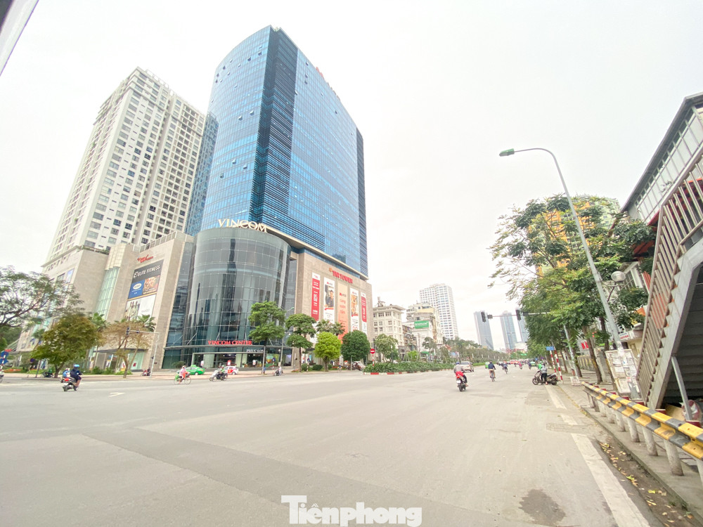 Đường phố Hà Nội vắng vẻ trong ngày đầu tuần đi làm mùa dịch COVID-19 ảnh 5