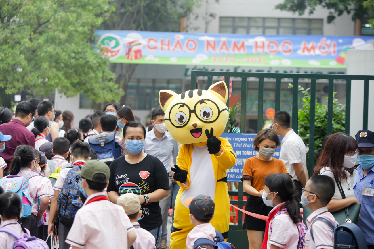 Học sinh Hà Nội tựu trường sau kỳ nghỉ hè 'đặc biệt' ảnh 1