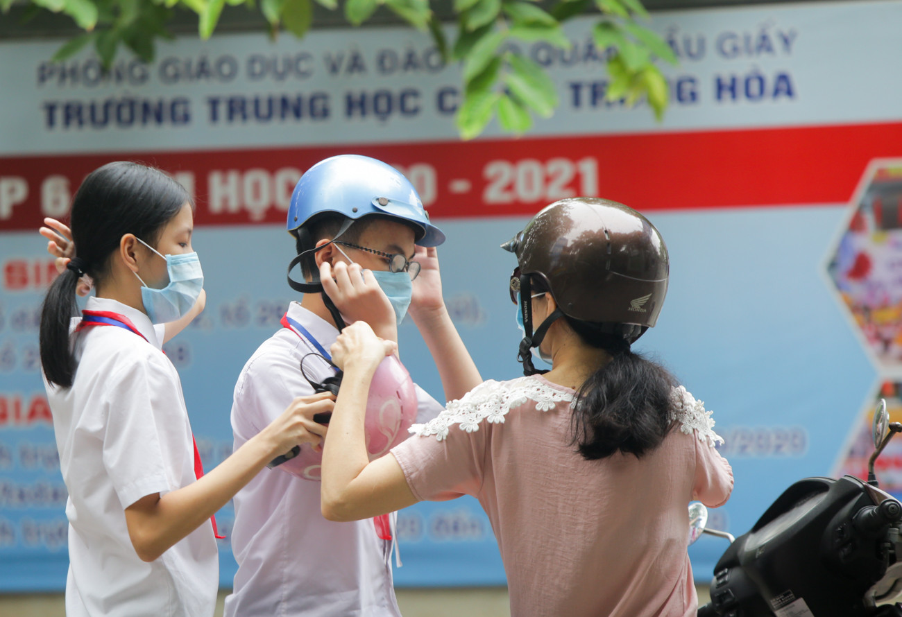 Học sinh Hà Nội tựu trường sau kỳ nghỉ hè 'đặc biệt' ảnh 8