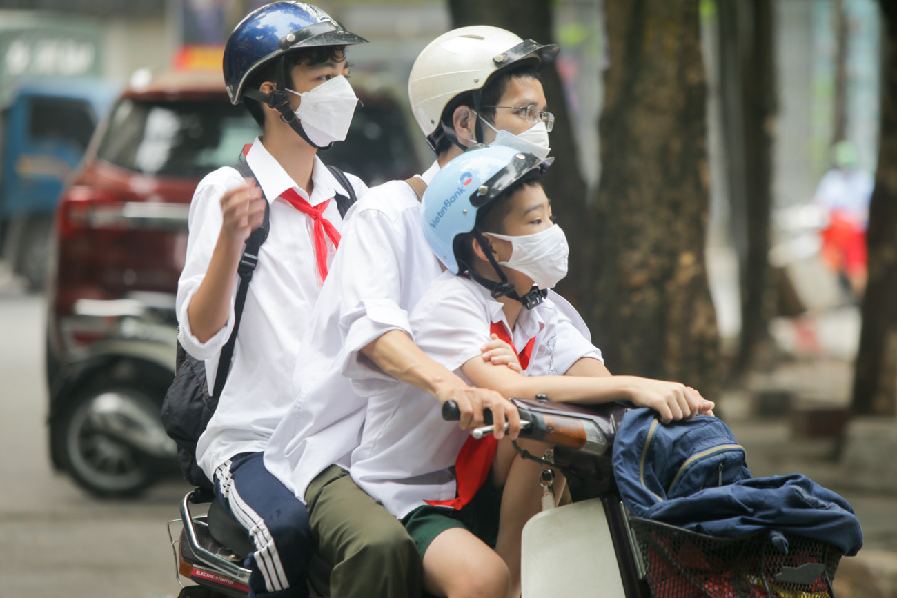 Học sinh Hà Nội tựu trường sau kỳ nghỉ hè 'đặc biệt' ảnh 6