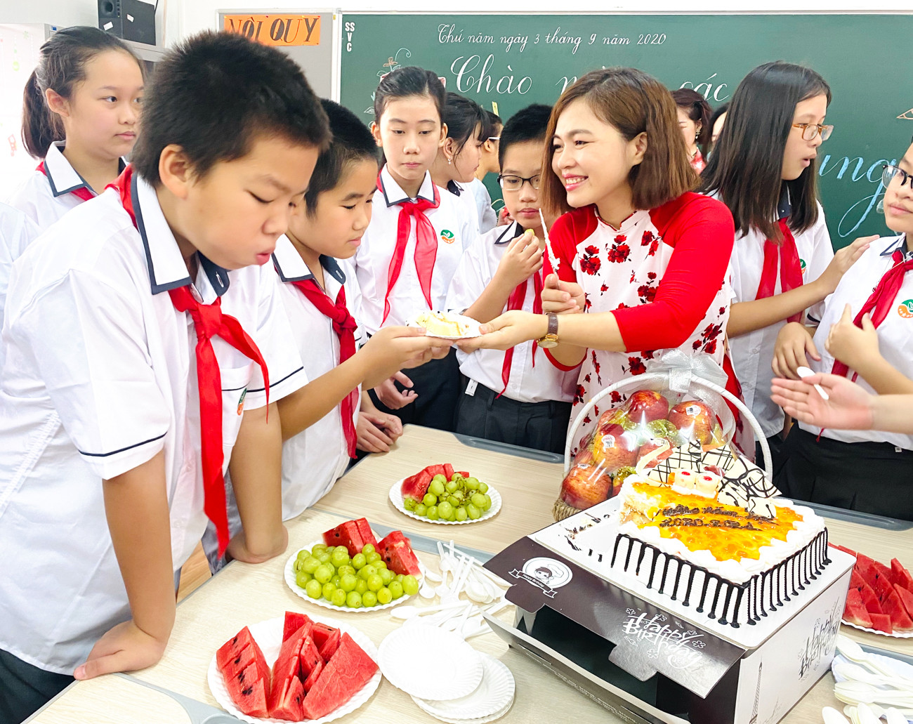 Học sinh Hà Nội tựu trường sau kỳ nghỉ hè 'đặc biệt' ảnh 13